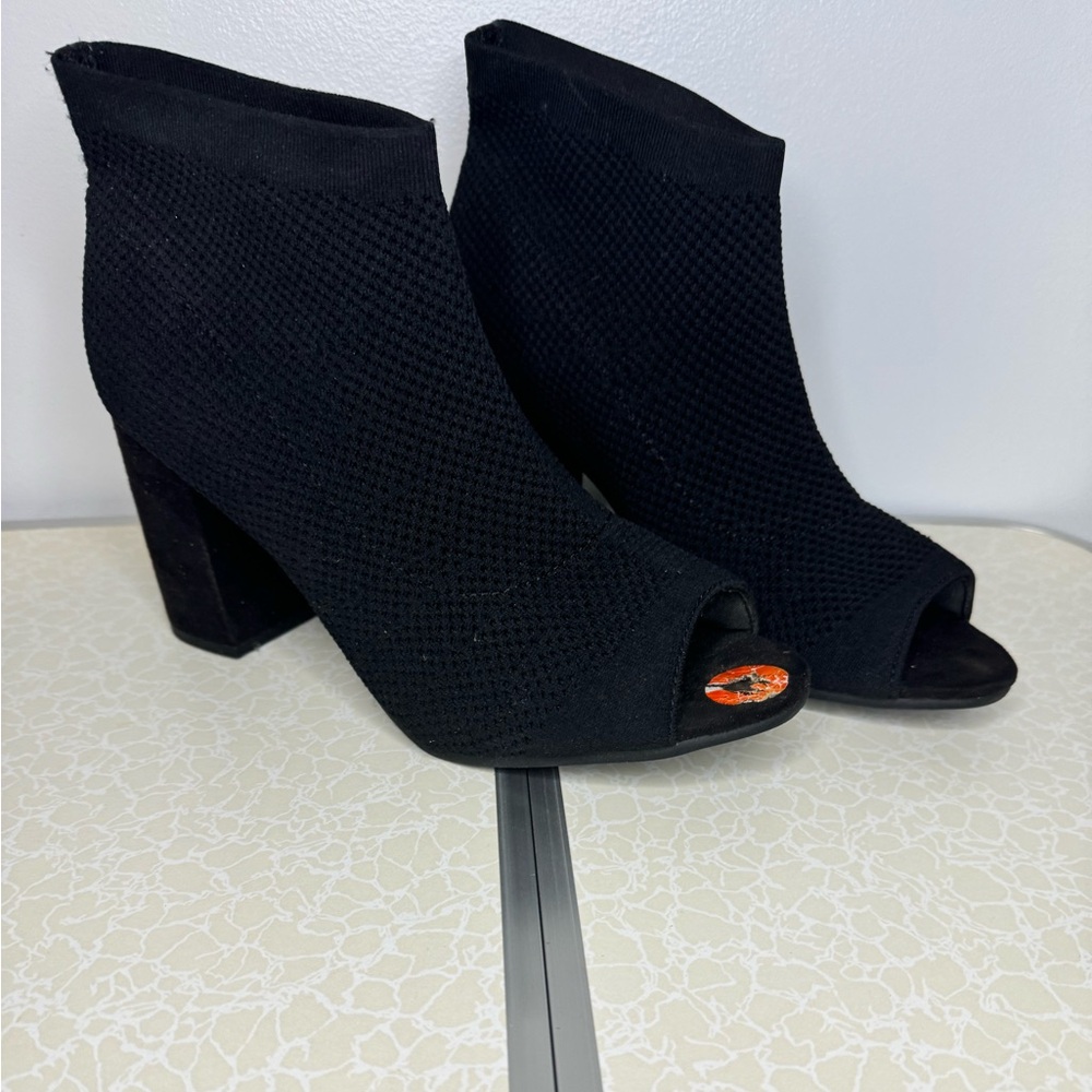 Peep toe Bootie